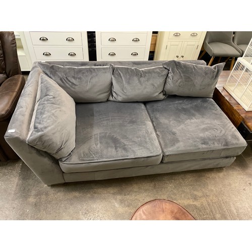 1533 - A designer grey velvet upholstered chaise/sofa