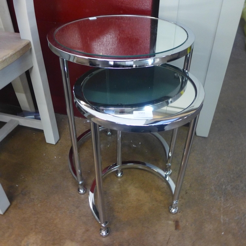 1470 - A Glass and chrome circular nest of two tables