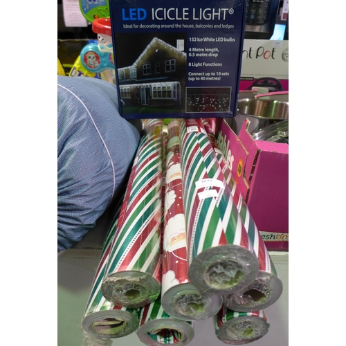 3070 - Led Icicle Light 4 Meters And A Quantity Of Ks Xmas Foil Wrap (244-364,374)  * This Lot Is Subject T... 