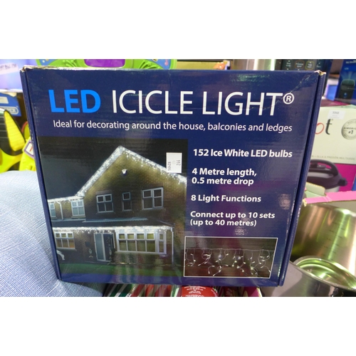 3070 - Led Icicle Light 4 Meters And A Quantity Of Ks Xmas Foil Wrap (244-364,374)  * This Lot Is Subject T... 