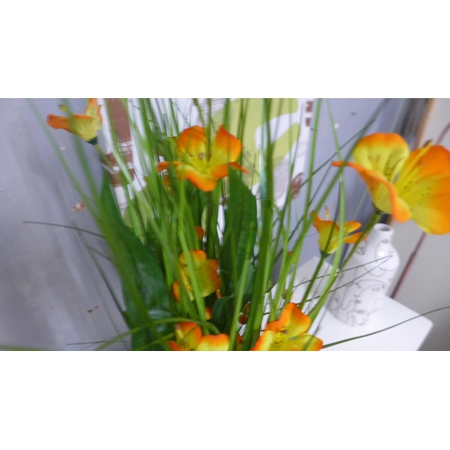 1418 - A 70cm sheaf of orange flowers (2359909)   #