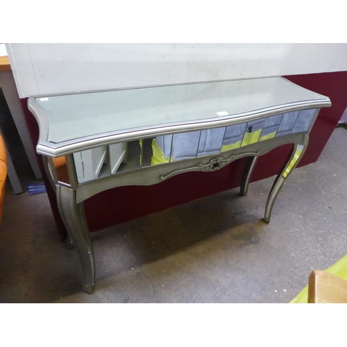 1498 - A mirrored console table