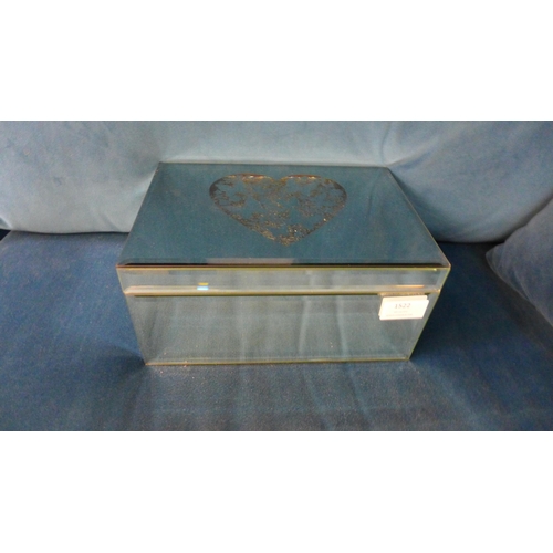 1522 - A love heart mirrored jewellery box