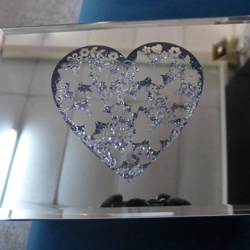 1522 - A love heart mirrored jewellery box