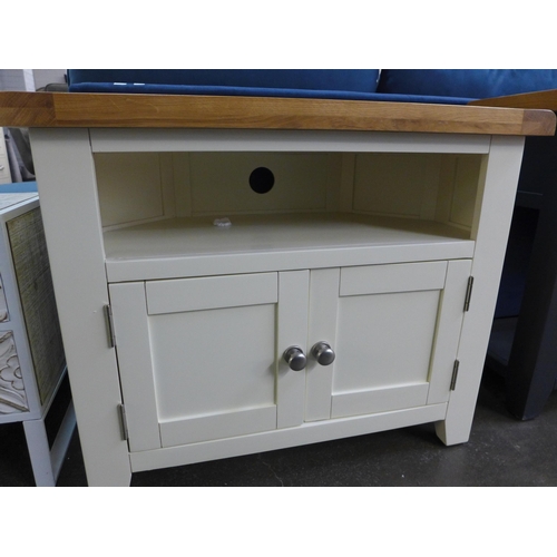 1523 - A Hampshire cream painted and oak corner TV unit *this lot is subject to VAT