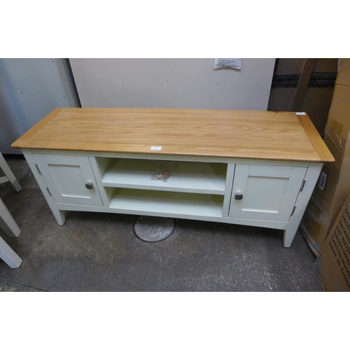 1576 - A Suffolk cream painted and oak TV unit *This lot is subject to VAT