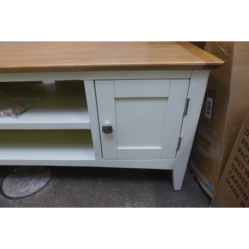 1576 - A Suffolk cream painted and oak TV unit *This lot is subject to VAT