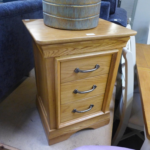 1579 - A Photinia oak three drawer bedside chest