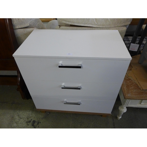 1673 - A white three drawer chest