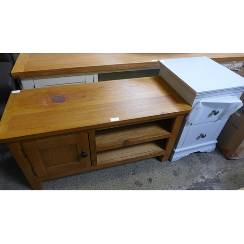 1683 - A Rutland oak small TV unit, Damaged *This lot is subject to VAT