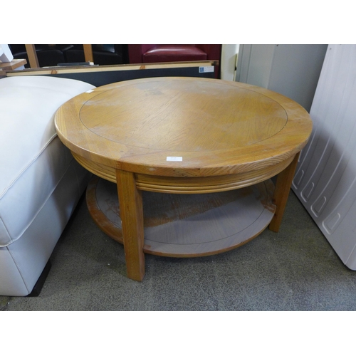 1717 - A circular oak coffee table (Damaged) *This lot is subject to VAT