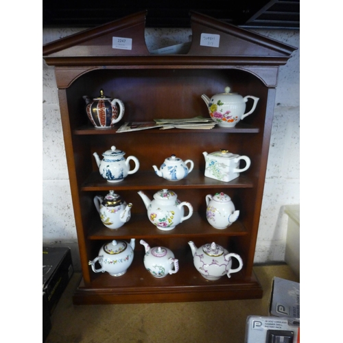 2247 - The Victoria and Albert Museum porcelain teapot collection with display cabinet