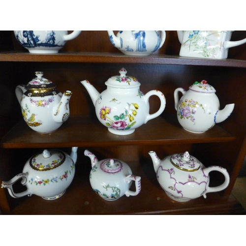 2247 - The Victoria and Albert Museum porcelain teapot collection with display cabinet