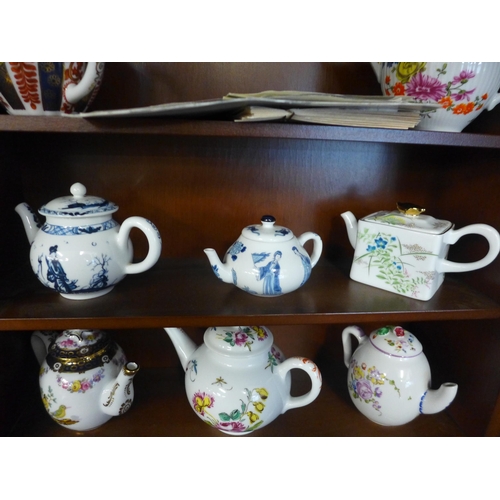 2247 - The Victoria and Albert Museum porcelain teapot collection with display cabinet