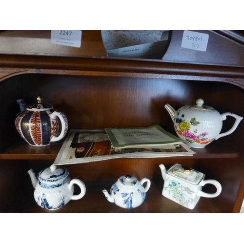 2247 - The Victoria and Albert Museum porcelain teapot collection with display cabinet