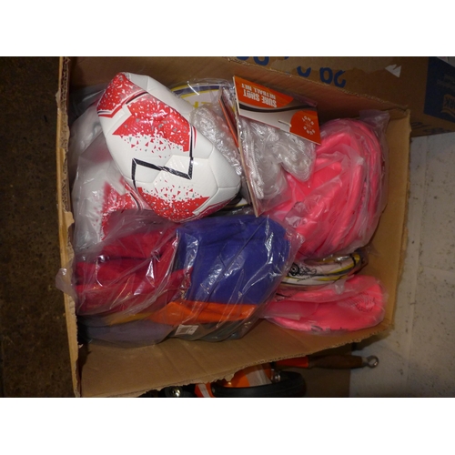 2251 - Bag of approx. 40 sports balls  *This lot is subject to VAT