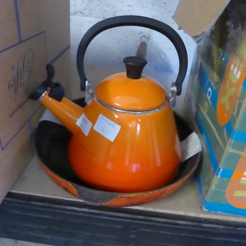 2252 - Le Creuset kettle & pan