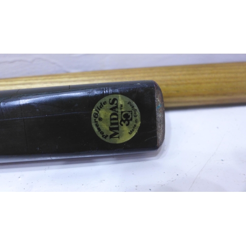 2318 - 3 Pool cues