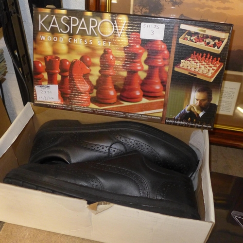 2320 - Kasparov chess set & Capps safety boots size 10 - boxed