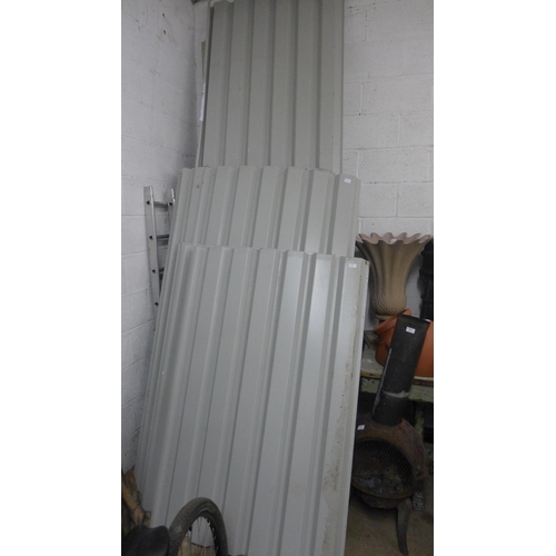 2480 - 16 Assorted lengths of metal cladding/roofing sheets in assorted sizes