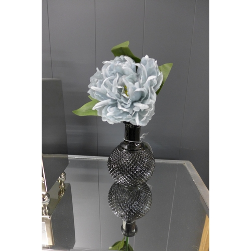 1460 - A duck egg peony in a glass ball vase (58928001)   #