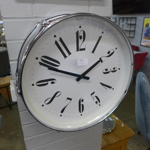 1378 - A silver drum clock