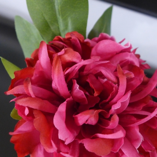 1470 - A magenta peony in a glass ball vase (50328001)   #