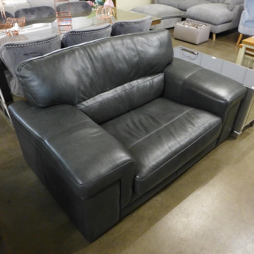 1493 - A vintage quartz leather loveseat