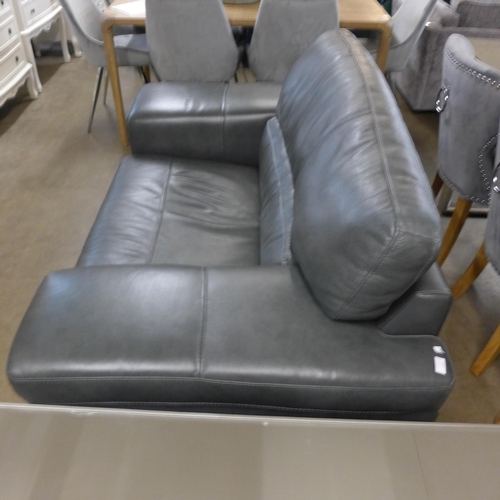 1493 - A vintage quartz leather loveseat