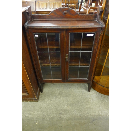 113 - An early 20th Century oak two door bookcase