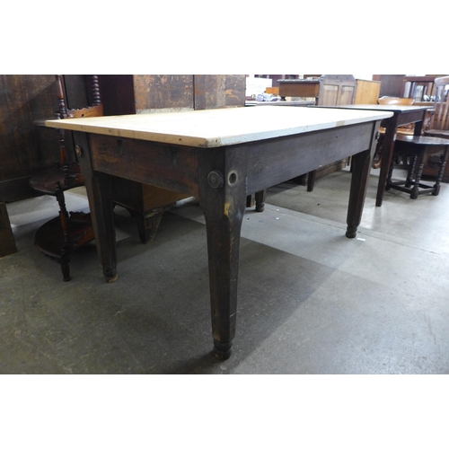 129a - A Victorian pine kitchen table