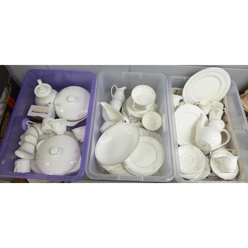 1236 - Royal Doulton tableware and tea set **PLEASE NOTE THIS LOT IS NOT ELIGIBLE FOR POSTING AND PACKING**