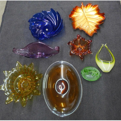 1253 - A collection of coloured glass **PLEASE NOTE THIS LOT IS NOT ELIGIBLE FOR POSTING AND PACKING**