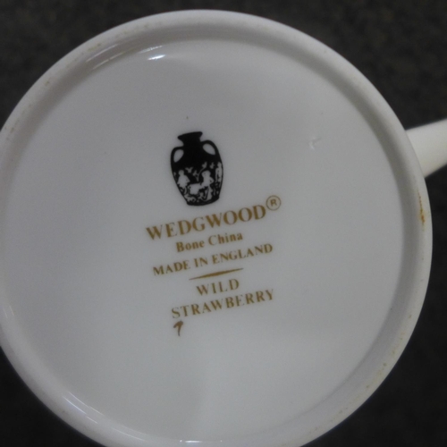 1258 - A Wedgwood Wild Strawberry tea and dinnerwares **PLEASE NOTE THIS LOT IS NOT ELIGIBLE FOR POSTING AN... 