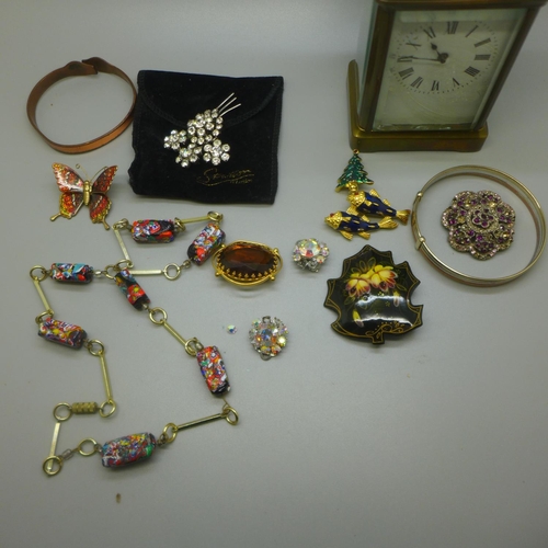 635 - A carriage clock and a bag of costume jewellery