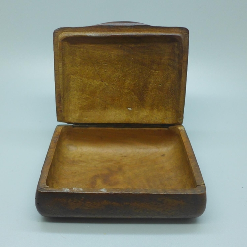 647 - An early 20th Century carved cigarette box, possibly Prisoner of War