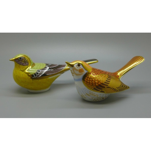 652 - A pair of Royal Crown Derby Bird paperweights - Nightingale, dated 2005, and  Yellow Wagtail, date m... 