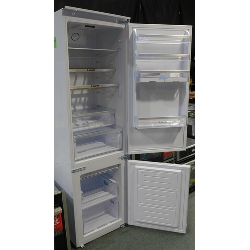 3118 - Hoover Integrated 70/30 Fridge Freezer (H1848Xw540XD540) * This Lot Is Subject To Vat