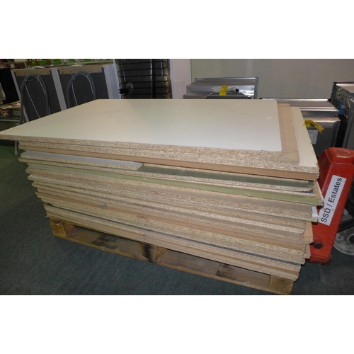 3174 - A pallet of boards