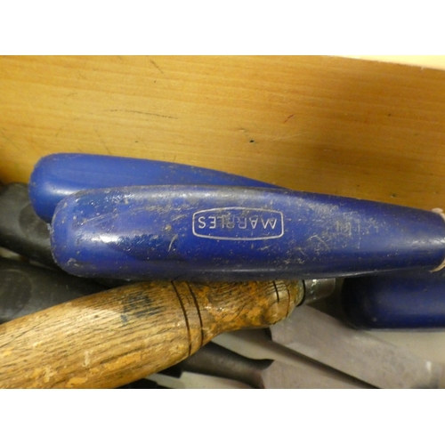 2014 - Tray of approx. 30 woodworking chisels