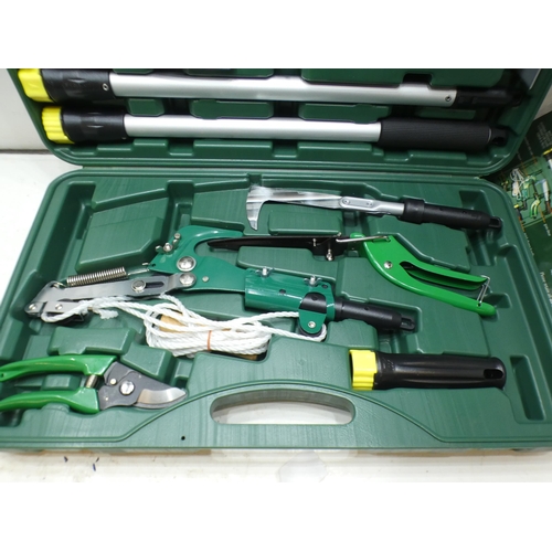 2033a - Garden pruning/maintenance kit in case - unused