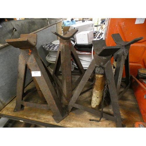 2077 - 4 Axle stands, trolley jack & jerry can