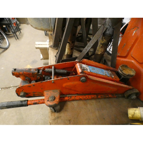 2077 - 4 Axle stands, trolley jack & jerry can