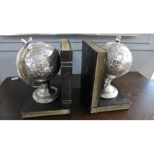 1372 - A pair of Atlas globe bookends, H 18cms (505599922236519)   #