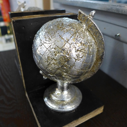 1372 - A pair of Atlas globe bookends, H 18cms (505599922236519)   #