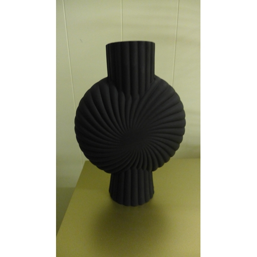 1431 - A Cassis vase in black frosted glass, H 25cms (505941339779013)   #