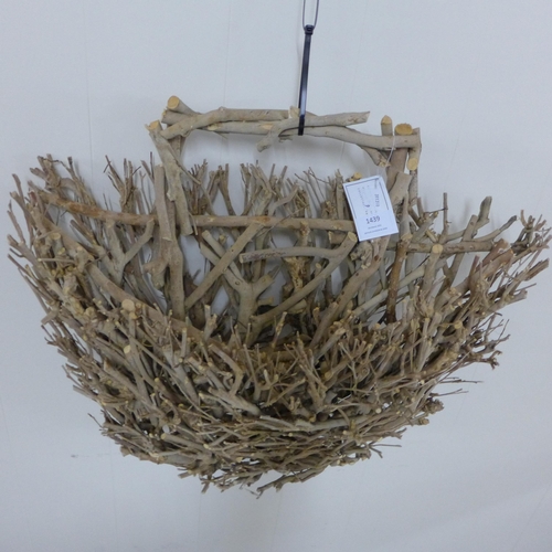 1439 - A Besp-Oak twig art magazine/hanging basket