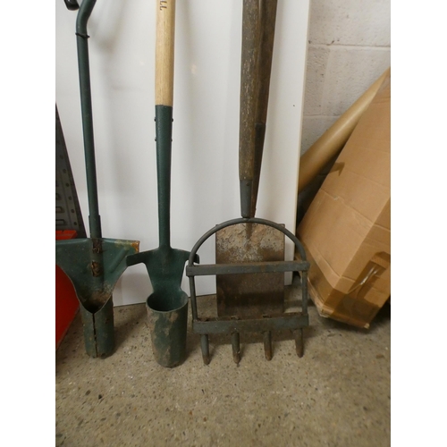 2413 - 2 Bulb planters, spade and lawn aerator