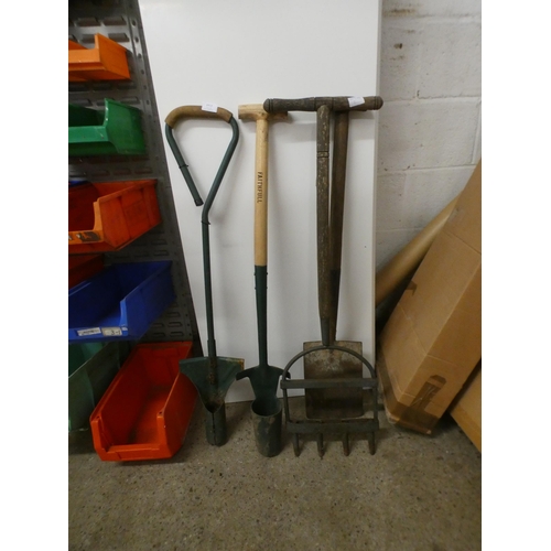 2413 - 2 Bulb planters, spade and lawn aerator