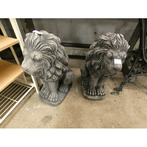 2422 - A pair of Lion garden ornaments